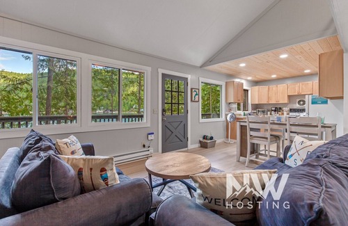 Sagle Cabin | Waterfront w/Swim Dock, Views, Kayaks & Paddleboards!