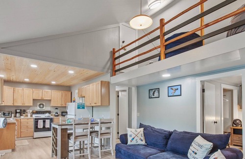 Sagle Cabin | Waterfront w/Swim Dock, Views, Kayaks & Paddleboards!