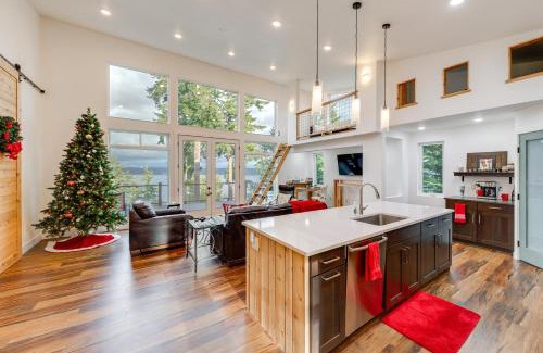 Greenbank House | Waterfront Whidbey Island Hideaway with Beach Access