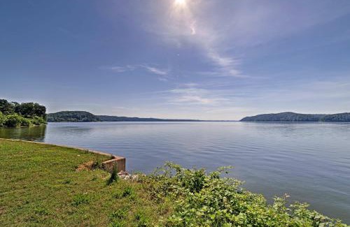 Waterloo House | Waterloo Home with Fire Pit - half Mi to Boat Ramp!