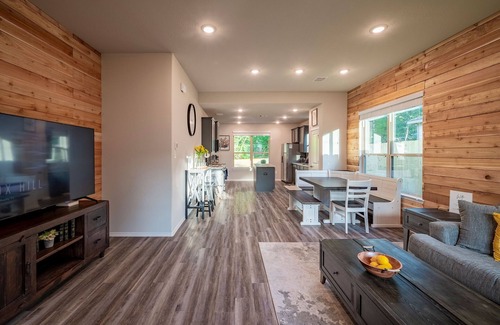 Montgomery House | Waterpoint LakeConroe/Food + Wedding Venues LRG Yard/Covered Patio + Game Garage