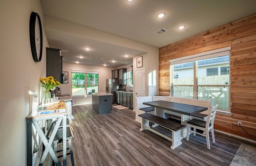 Montgomery House | Waterpoint LakeConroe/Food + Wedding Venues LRG Yard/Covered Patio + Game Garage