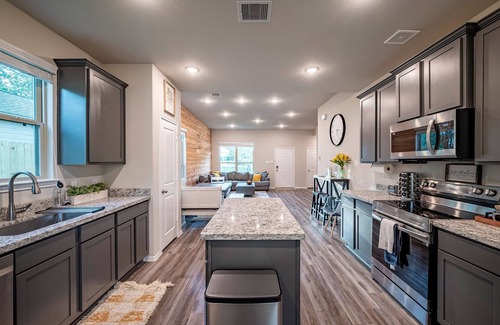 Montgomery House | Waterpoint LakeConroe/Food + Wedding Venues LRG Yard/Covered Patio + Game Garage