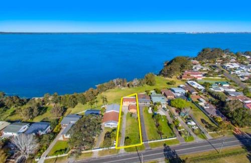 Tuggerawong Apartment | Waters Edge Golden Sunrise Two Bedroom Apartment Recent Reno