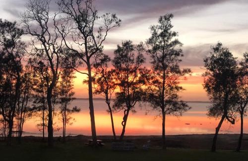 Tuggerawong Apartment | Waters Edge Golden Sunrise Two Bedroom Apartment Recent Reno