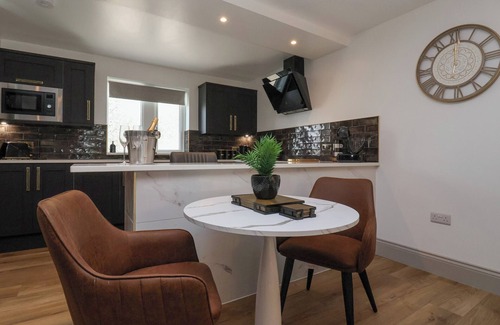 Gargrave Cottage | WATERS EDGE LOCK VIEW, pet friendly, with hot tub in Gargrave