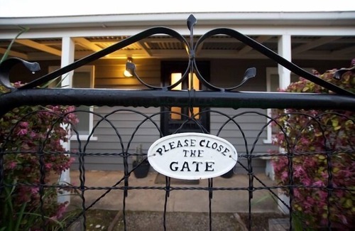 Daylesford House | Waterside Cottage - Perfect Lakeside Location