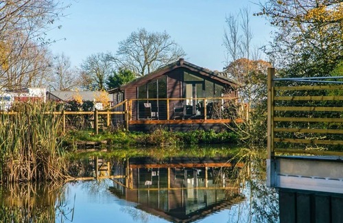 Dilton Marsh Ski Chalet | Waterside Lodge (Pet)