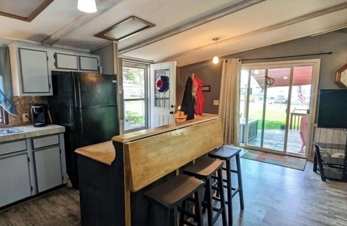 Port Clinton House | Waterside Retreat! Canal front, family friendly, big yard, boat access