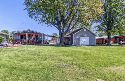 Port Clinton House | Waterside Retreat! Canal front, family friendly, big yard, boat access