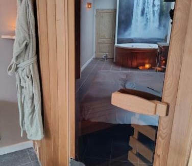 Bodegraven Apartment | Waterval Wellness-suite met Sauna!