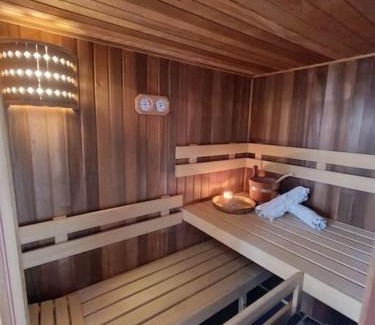Bodegraven Apartment | Waterval Wellness-suite met Sauna!