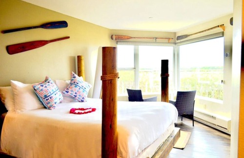 Moss Landing Hotel | WaterVeiw - 2-person Shower - Fireplace