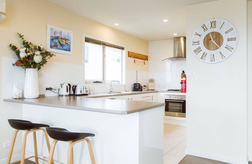 Bicheno House | WATERVIEW VILLA, walk to REDBILL beach, VIEWS , NETFLIX