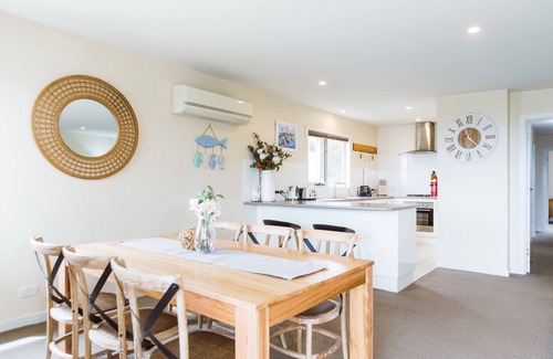 Bicheno House | WATERVIEW VILLA, walk to REDBILL beach, VIEWS , NETFLIX