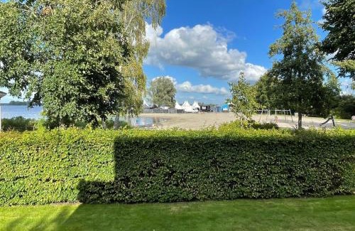 Langweer House | Watervilla de IJsvogel by Droomvilla
