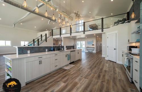 Glendo House | Waves of Wyoming 116 Acre Retreat. Themed Rooms. Putting Green. Glendo Reservoir