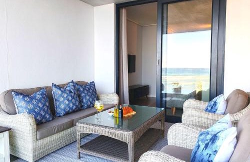 Redhill Apartment | Wavescape Hang Ten Stay