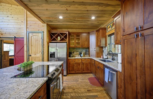 Broken Bow Cabin | Waymaker, Couples, Hot Tub, Firepit, Soaker Tub