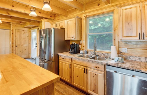 Waynesville Cabin | Waynesville Romantic Hideaway w/Private Hot Tub