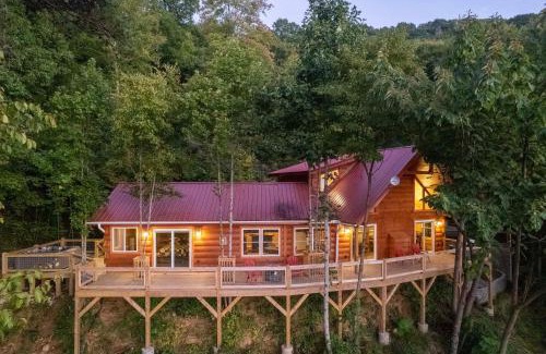 Waynesville House | Waynesville Romantic Hideaway with Private Hot Tub