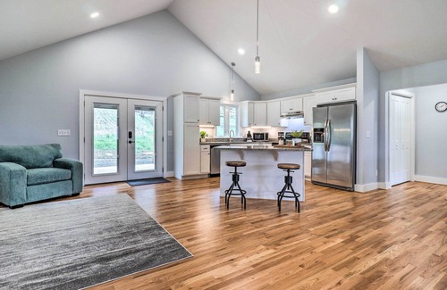 Waynesville Cottage | Waynesville Smart Cabin w/Hot Tub & Views!