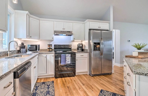 Waynesville Cottage | Waynesville Smart Cabin w/Hot Tub & Views!