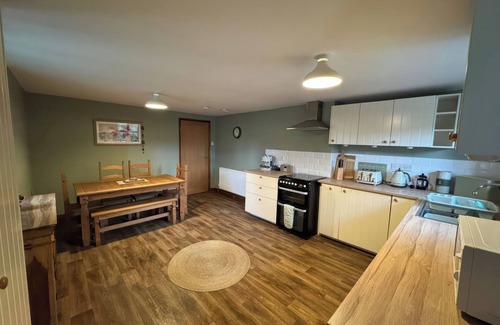 Tremadog Cottage | WEAVER'S COTTAGE, pet friendly, with open fire in Tremadog