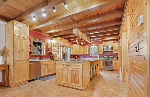 Taylorsville Cabin | Weaverville Cabin + Mini Cabins w/HOT TUB + Fire on 50 Acres!