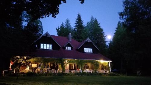 Crawford Bay Hotel | Wedgwood Manor and Glamping Retreat