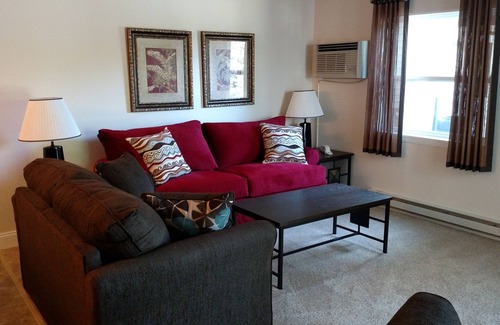 Oconomowoc Condo | Weekly and Monthly Rentals Available! 1 Bedroom/1 Bath Unit!