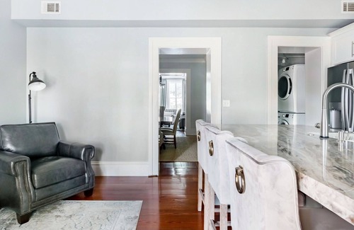 Historic Downtown Savannah House | WEEKNIGHT DISCOUNT! Historic 1850s Townhouse looks over Chatham Square!