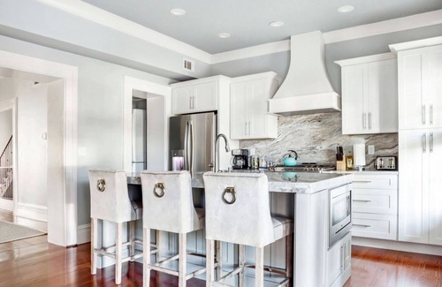 Historic Downtown Savannah House | WEEKNIGHT DISCOUNT! Historic 1850s Townhouse looks over Chatham Square!