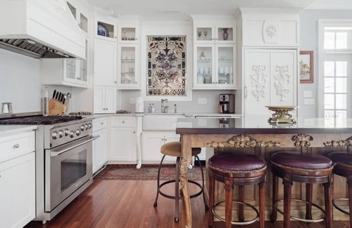 Historic Downtown Savannah House | WEEKNIGHT DISCOUNTS! The Wedding Cake Collection is perfect for large groups!