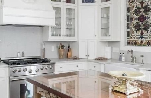 Historic Downtown Savannah House | WEEKNIGHT DISCOUNTS! The Wedding Cake Collection is perfect for large groups!