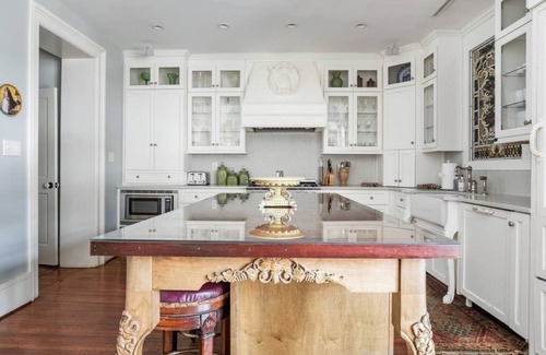 Historic Downtown Savannah House | WEEKNIGHT DISCOUNTS! The Wedding Cake Collection is perfect for large groups!