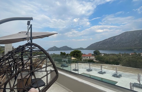 Loutraki Apartment | Welcome to a world of summery repose, where style and beauty coexist in harmony.