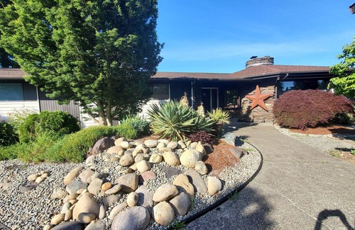 McKenna House | Welcome to Cindy's Place! Dodecagon retro romantic home in the Country!