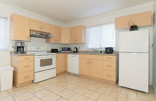 Burnaby House | Welcome to Main floor 2 Bedrooms Suite A &10 minute walk from Metrotown Mall