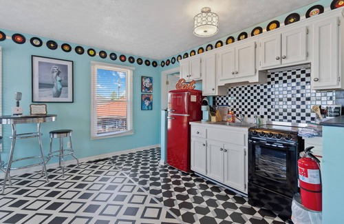Sloans Valley Apartment | Welcome to “Retro Suite” – Your 1950s-Inspired Lakeside Getaway