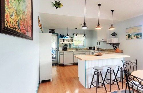 Long Beach Cottage | Welcome to Snapper Cottage! Pet friendly, shaded fenced yard, 2 bath, sleeps 7