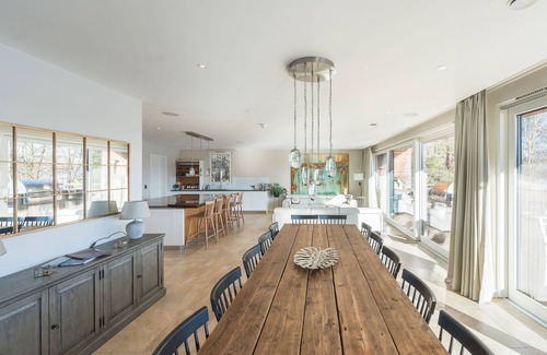Lechlade House | Welcome to the epitome of lakeside luxury.