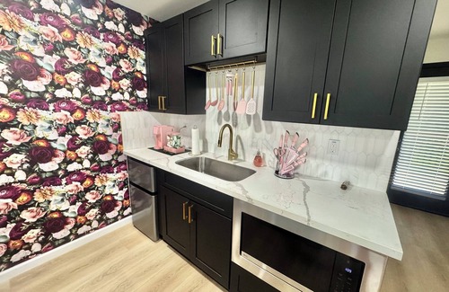 Brenham Apartment | Welcome to The Pink Peony on Market Street in historic downtown Brenham.