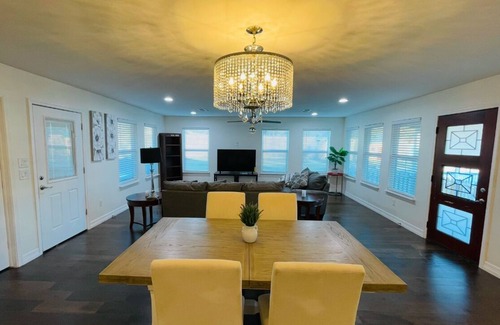 Porter House | Welcome to the Rustic Elegance of Timberlane Villas located in Porter, TX.