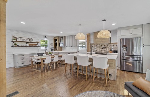 Rock Hill House | Welcome to the Sporty Lakeview Ranch. Indoor & Outdoor Amenities galore!