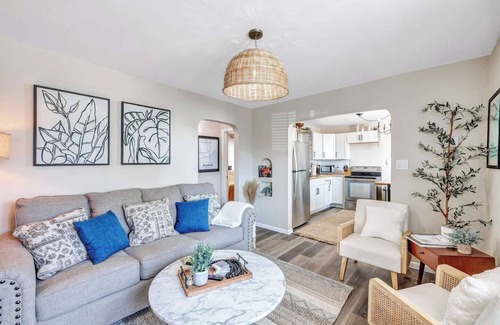 Algoma Apartment | Welcome to The Steele Magnolia! Completely renovated 2 bed/1ba plus bonus pull out couch