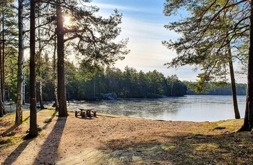 Stavsjo House | Welcome to this charming cottage on the lake!