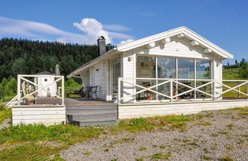 Kil House | Welcome to this white pearl on Norra Ringstadtjärnen lake.