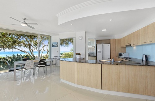 Currumbin Apartment | Welcome to Waves Absolute Beachfront Beach Apartment.