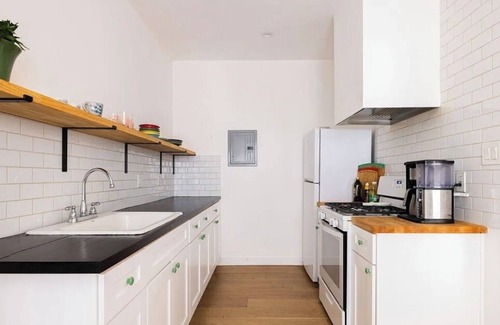 Koreatown Apartment | Welcoming 1-bedroom art deco apartment in Los Angeles